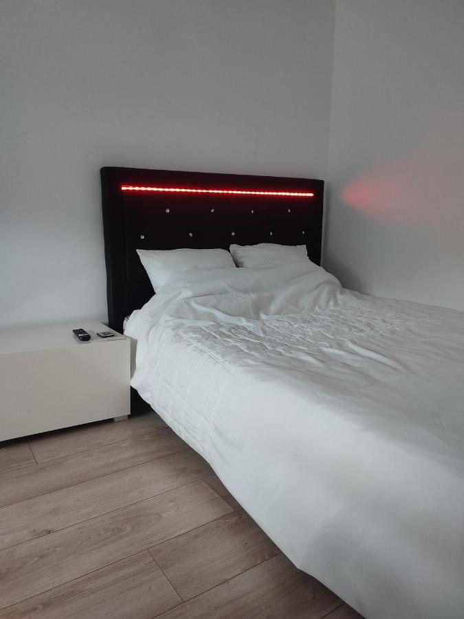 Chambre Prive Dans Une Maison Avec Terrasse Et Jardin Salles De Bain Partagees Apartment Лил Екстериор снимка